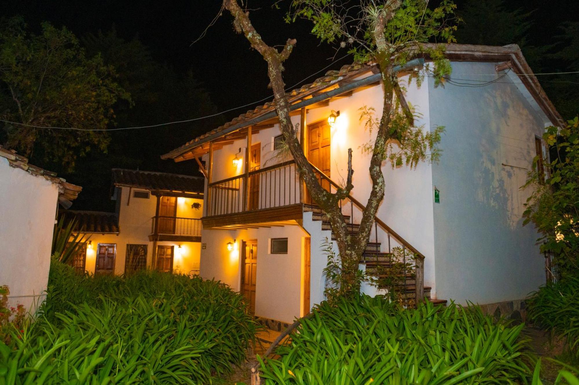 Hotel El Patio De Monterrey Уарас Екстериор снимка
