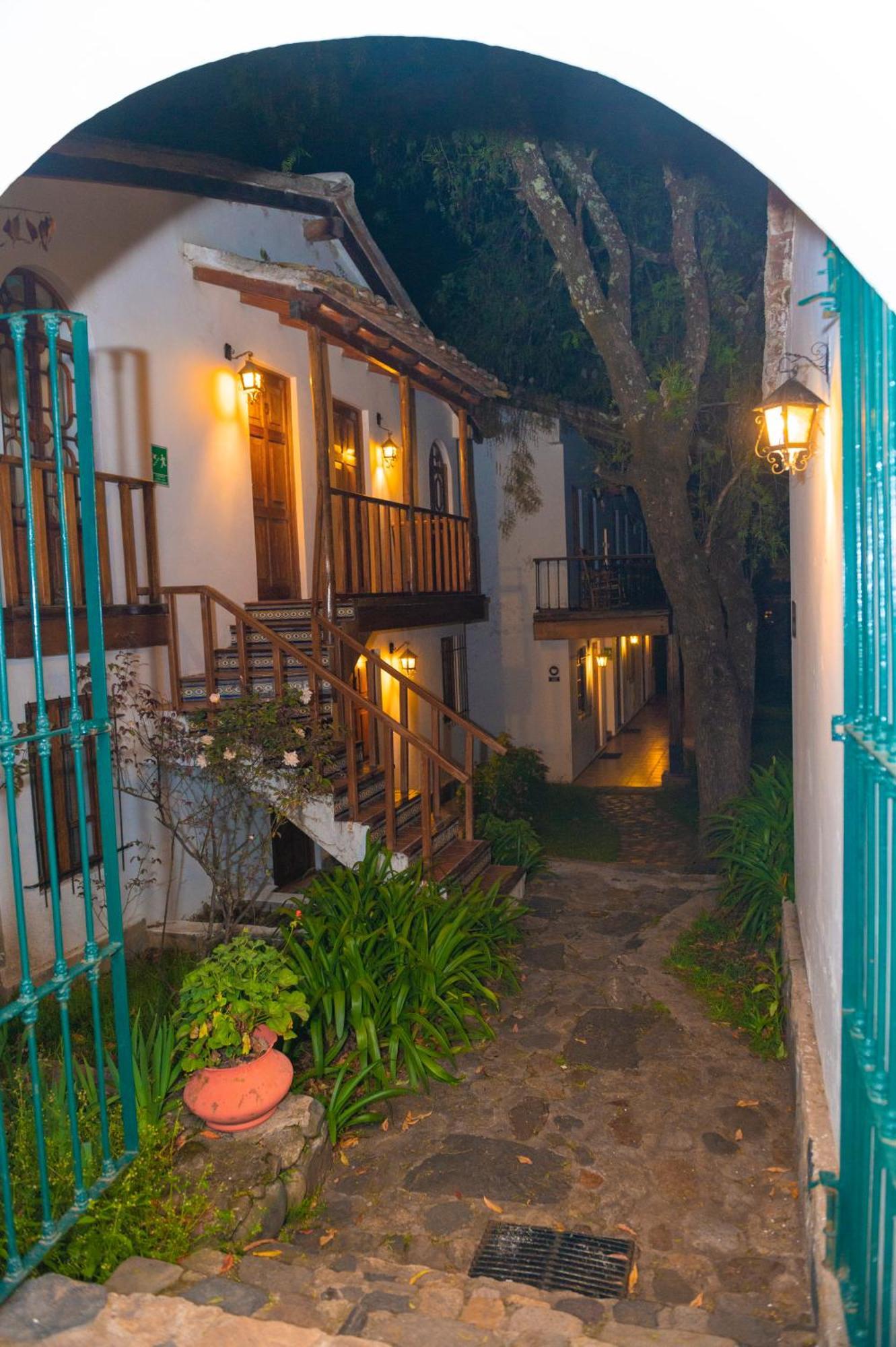 Hotel El Patio De Monterrey Уарас Екстериор снимка