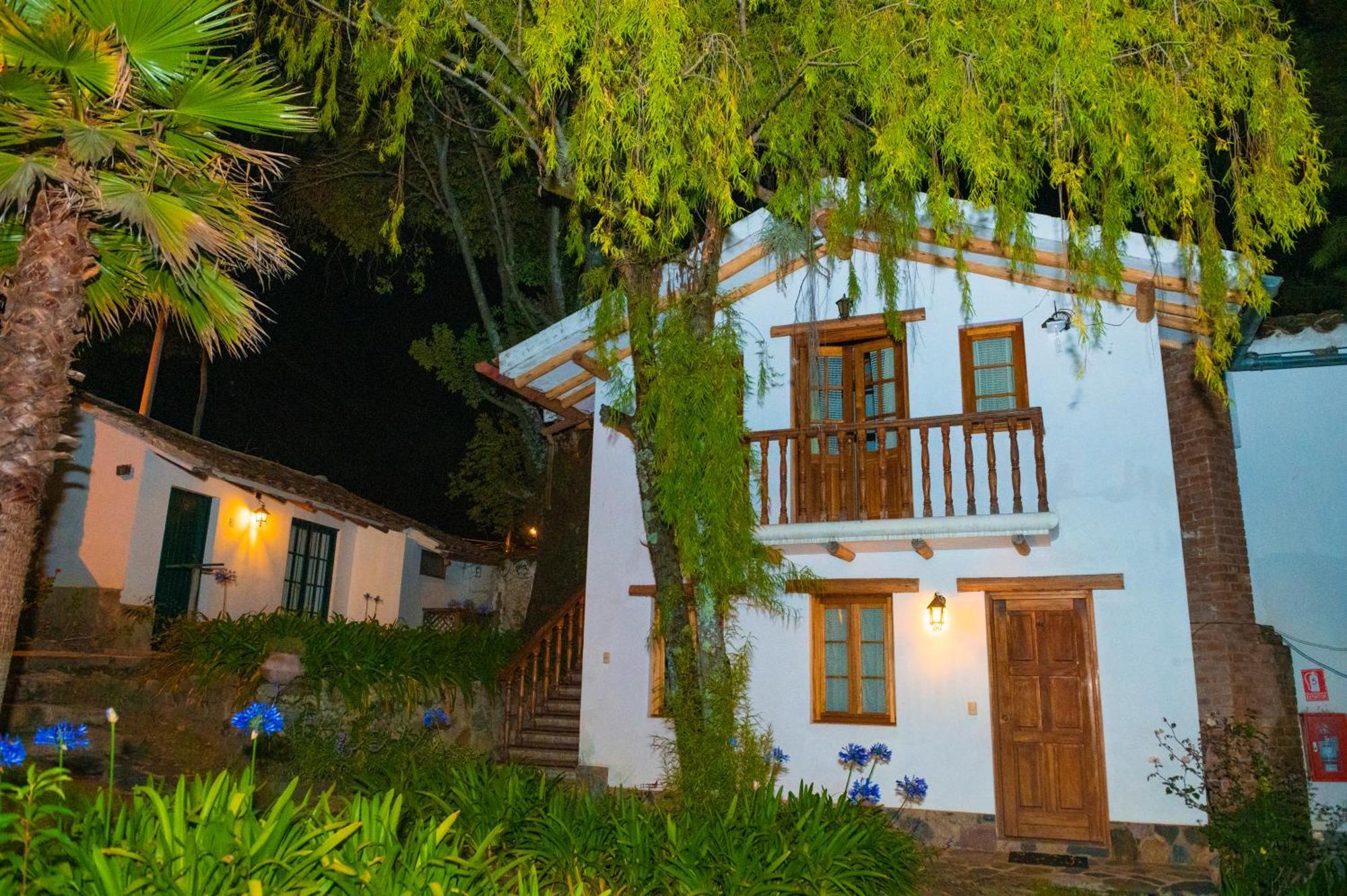 Hotel El Patio De Monterrey Уарас Екстериор снимка