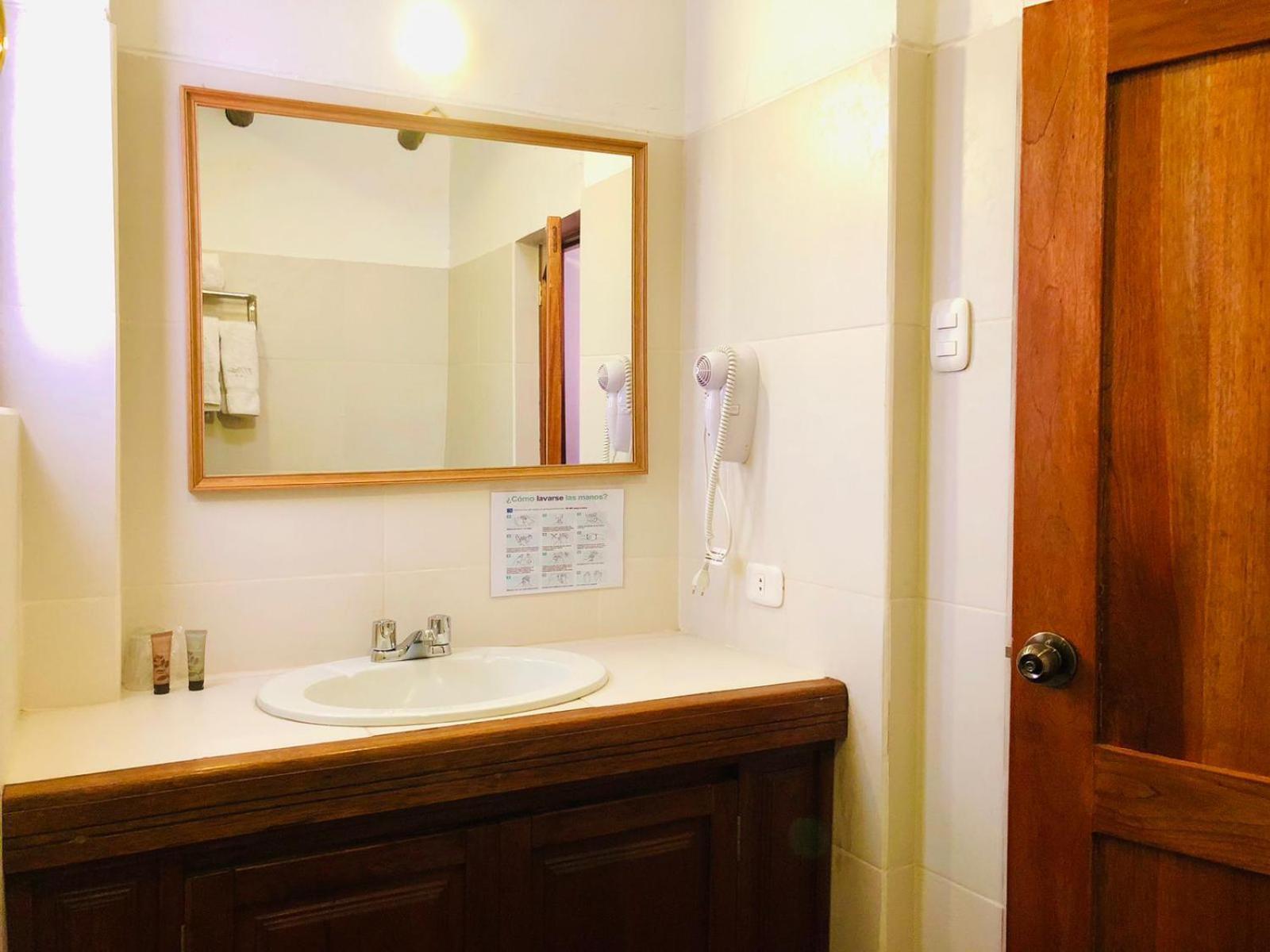Hotel El Patio De Monterrey Уарас Екстериор снимка